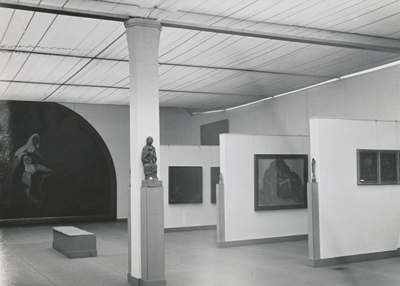 851188 Gezicht op een gedeelte van de vaste tentoonstelling van het Museum van Nieuwe Religieuze Kunst (MNRK), op de ...